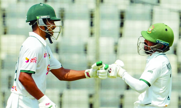 সেঞ্চুরি করা শান্তকে অভিনন্দন জানাচ্ছেন মুমিনুল হক : নাসিম সিকদার