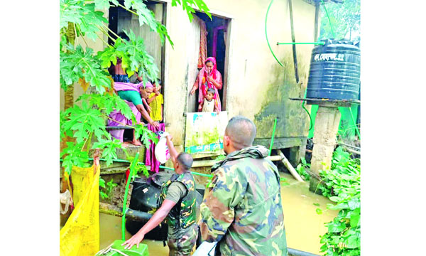 সেনাসদস্যরা ফটিকছড়িতে পানিবন্দী মানুষের কাছে ত্রাণসামগ্রী পৌছে দেয় : নয়া দিগন্ত