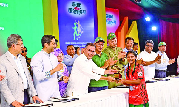 প্রধানমন্ত্রী তারেক রহমান রাজধানীর আর্মি স্টেডিয়ামে প্রাথমিক বিদ্যালয় গোল্ডকাপ ফুটবল টুর্নামেন্টের   (বালক-বালিকা) ফাইনাল খেলা শেষে বিজয়ীদের হাতে পুরস্কার তুলে দেন : পিএমও