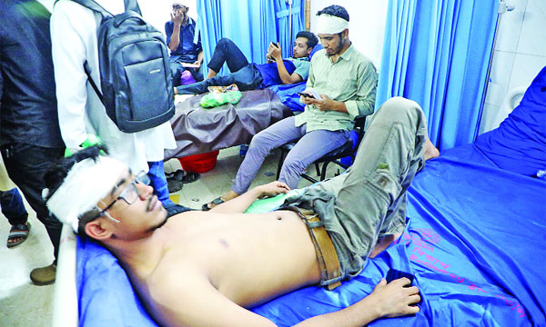 জগন্নাথ বিশ্ববিদ্যালয়ে ছাত্রদলের হামলায় আহত ছাত্রশিবিরের শিক্ষার্থীরা হাসপাতালে চিকিৎসা নেন  : নয়া দিগন্ত