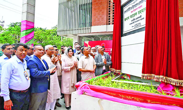 জাতীয় প্রেস ক্লাবে সেন্টার ফর পলিসি অ্যানালাইসিস অ্যান্ড অ্যাডভোকেসি আয়োজিত সেমিনারে অতিথিরা  : নয়া দিগন্ত॥