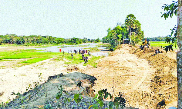 ফেনীর পরশুরাম সীমান্তের নিজকালিকাপুরে বল্লামুখা বেড়িবাঁধ এলাকা  : নয়া দিগন্ত