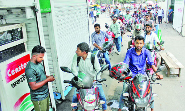 রাজধানীর একটি পাম্পে জ্বালানির জন্য মোটরসাইকেল চালকদের লম্বা লাইন  : নয়া দিগন্ত