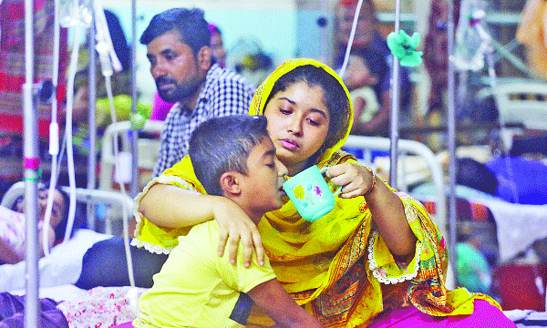 রাজধানীর বিভিন্ন হাসপাতালে বাড়ছে ডেঙ্গু রোগী। মুগদা হাসপাতালের চিত্র  : নয়া দিগন্ত