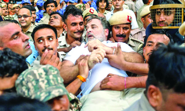 দিল্লিতে ভারতের প্রধানমন্ত্রী নরেন্দ্র মোদির বাসভবনের সামনে থেকে কংগ্রেস নেতা রাহুল গান্ধীকে গ্রেফতার করে পুলিশ  : ইন্টারনেট
