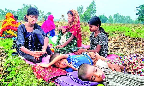 ঠাকুরগাঁওয়ের মশালগাঁও সীমান্তে শূন্য রেখায় পুশইনের অপেক্ষায় থাকা নারী ও শিশুরা  : নয়া দিগন্ত