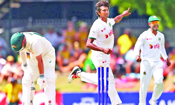 দ্বিতীয় ইনিংসেও অস্ট্রেলিয়া শিবিরে জোড়া আঘাত হানা বাংলাদেশের পেসার হাসান মাহমুদ। ৩৩ রানে ২ উইকেট নেন তিনি। : ক্রিকইনফো