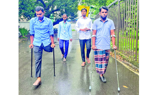 পুলিশের গুলিতে পা হারানো যশোরের দুই শিবির নেতা সাক্ষ্য দিতে ট্রাইব্যুনালে আসেন : নয়া দিগন্ত