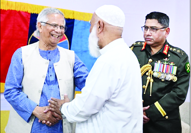 সশস্ত্রবাহিনী দিবসের অনুষ্ঠানে প্রধান উপদেষ্টা (বামে) ও বেগম খালেদা জিয়ার সাথে শুভেচ্ছাবিনিময় করেন জামায়াত আমির ডা: শফিকুর রহমান  : নয়া দিগন্ত