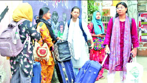 রোকেয়া হল ত্যাগ করছেন ছাত্রীরা : নয়া দিগন্ত