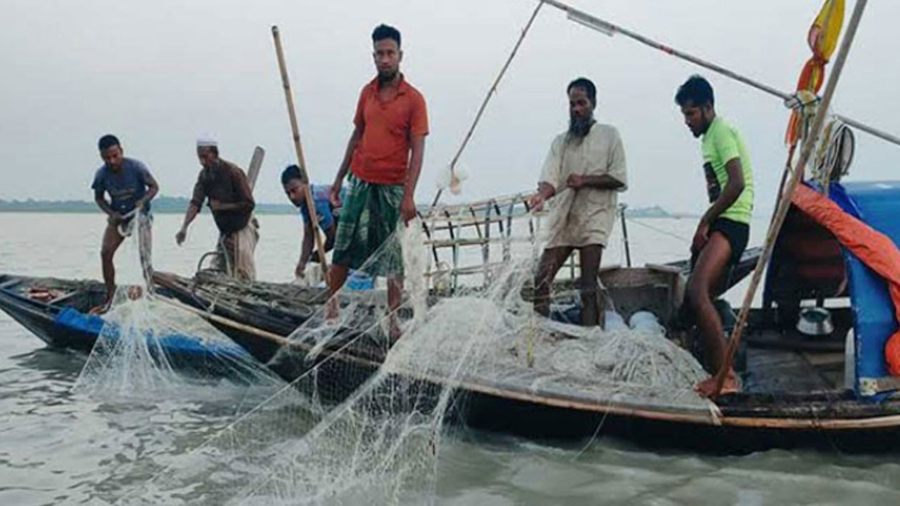 মেঘনায় মাছ ধরায় ২২ দিনের নিষেধাজ্ঞা