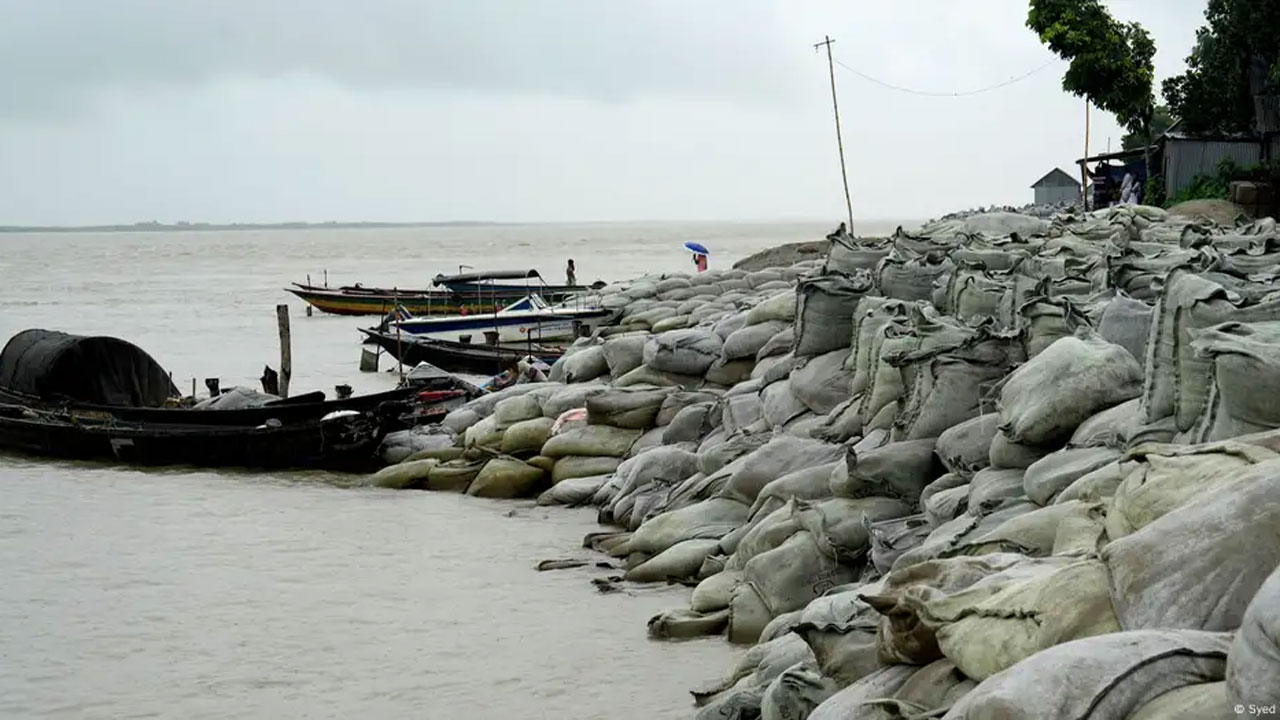 দেশের ১৪ হাজার কিলোমিটার বেড়িবাঁধের কার্যকারিতাও প্রশ্নের মুখে