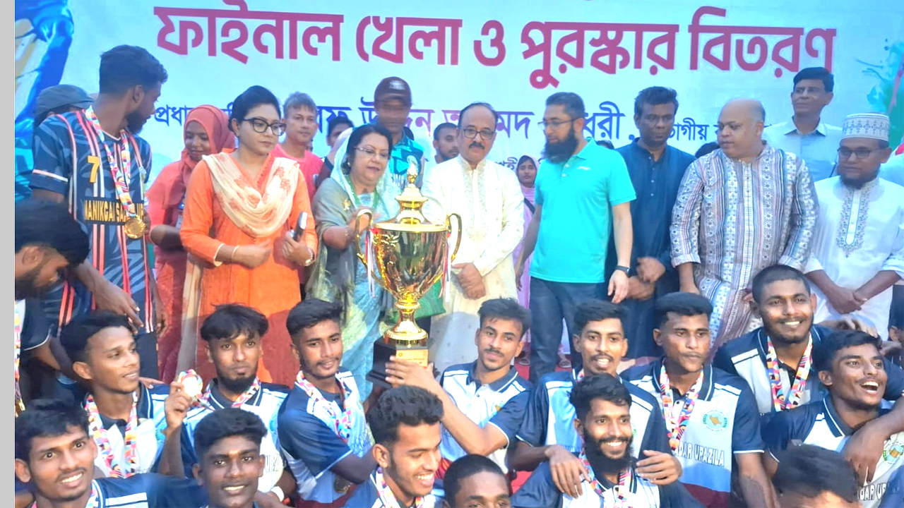 বিজয়ী দলের হাতে ট্রফি তুলে দেয়া হয়