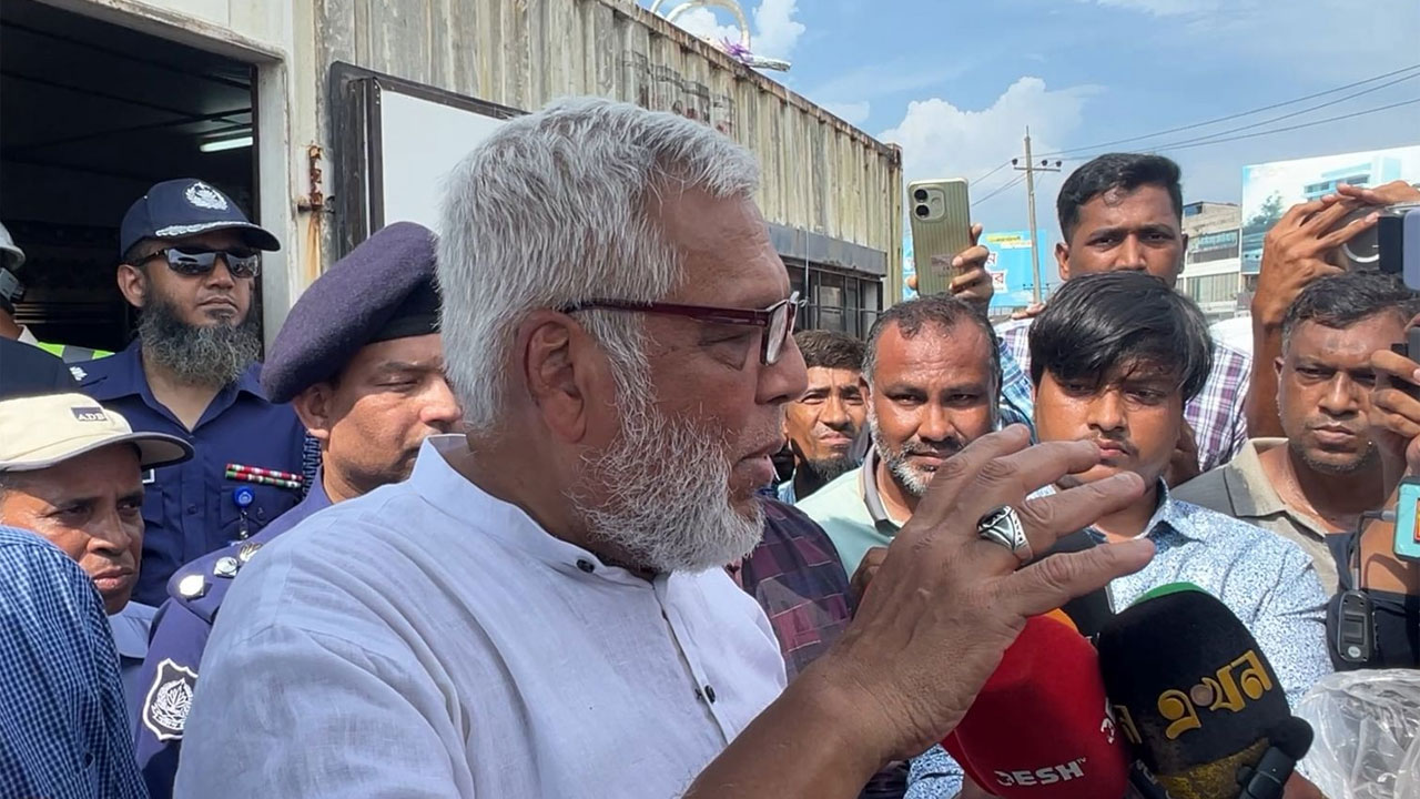 সাংবাদিকদের সাথে কথা বলছেন উপদেষ্টা মুহাম্মদ ফাওজুল কবির খান
