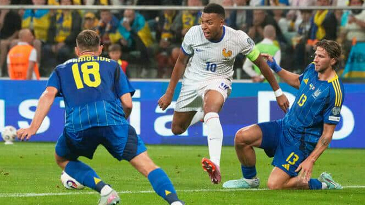 ইউক্রেনের বিপক্ষে এমবাপ্পের জোড়া গোলে ফ্রান্সের বড় জয়