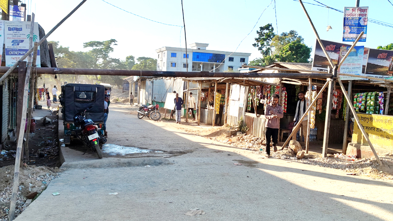 পাথর লুট ঠেকাতে এবার সড়কে লোহার বেষ্টনী
