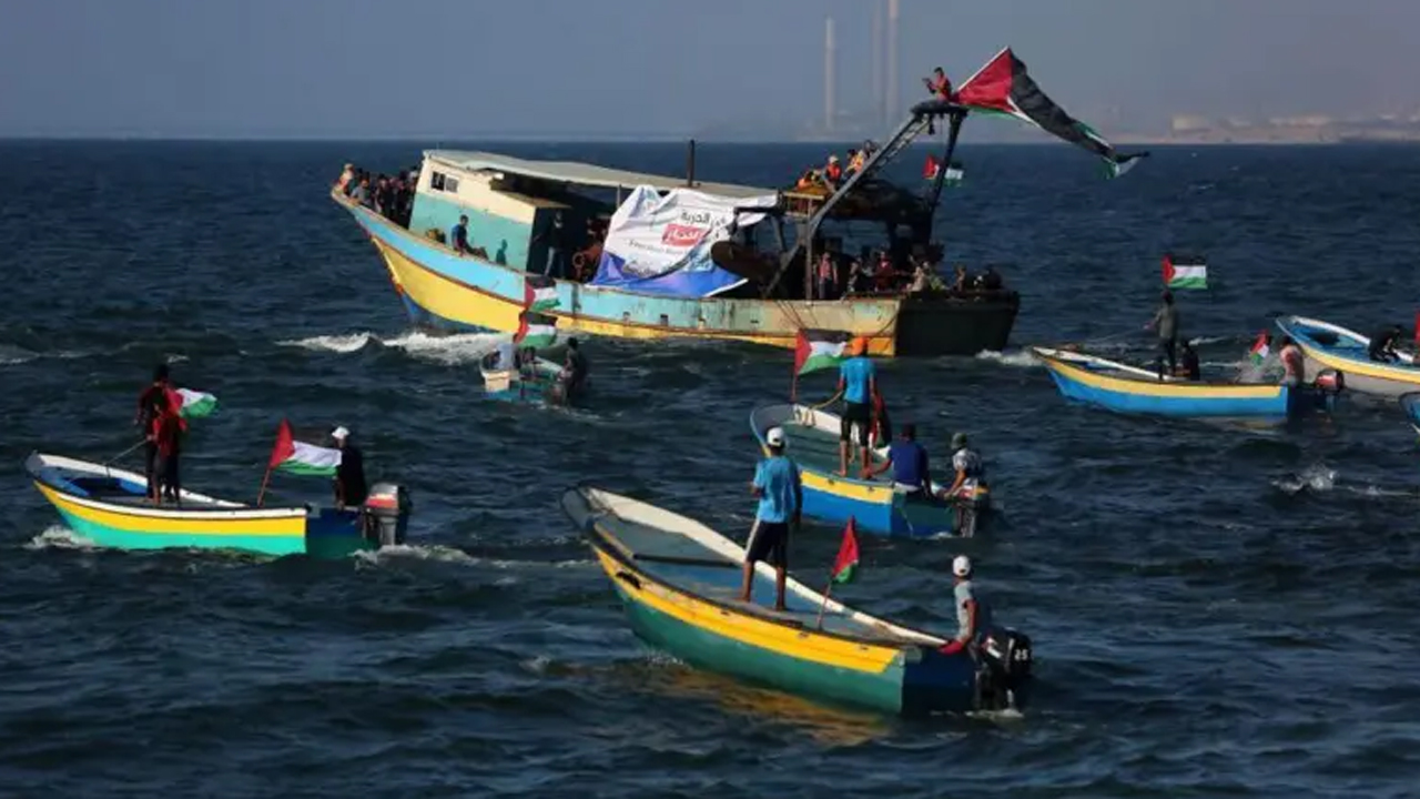 গাজা উপত্যকায় ২০১৮ সালে ইসরাইলি নৌ-অবরোধ ভাঙার চেষ্টা করছে ফিলিস্তিনি মাছ ধরার নৌকা