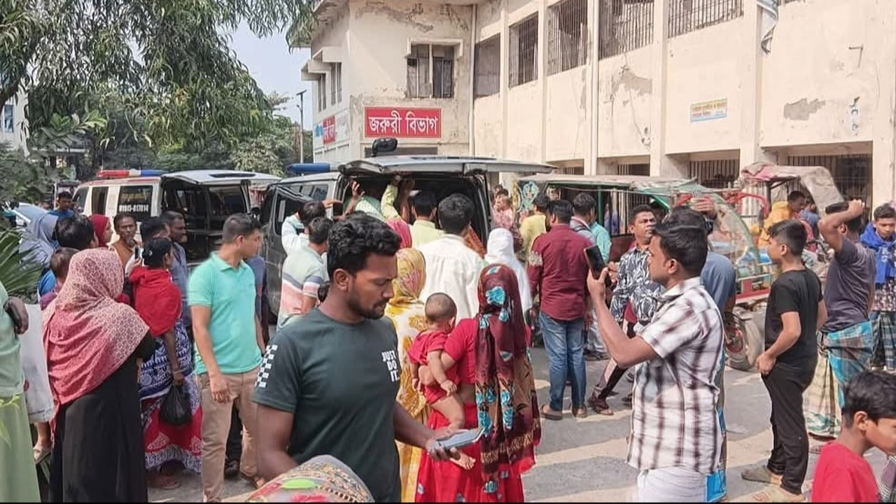 হাসপাতালের জরুরি বিভাগের সামনে আহতদের স্বজনদের ভিড়