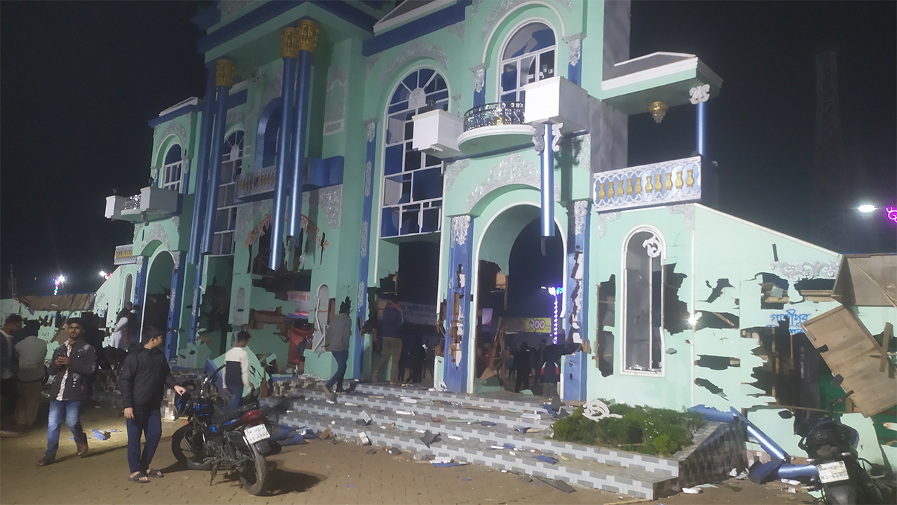 মেলায় ভাংচুরের একটি চিত্র