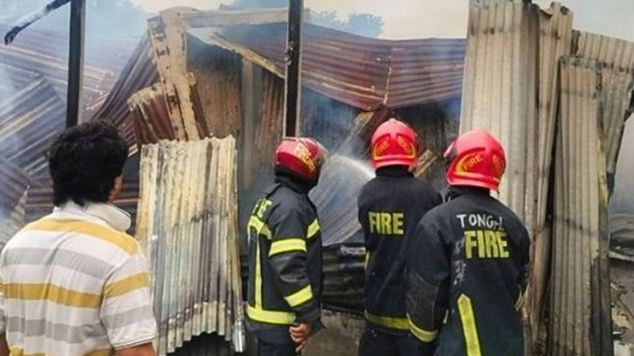 টঙ্গীতে ভয়াবহ আগুনে পুড়ে গেছে ২৫টি বসতঘর