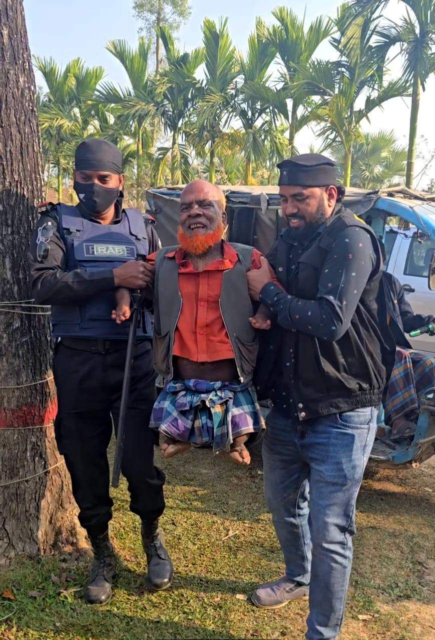 র‌্যাবের সহায়তায় ভোট দিতে শারীরিক প্রতিবন্ধী বৃদ্ধ