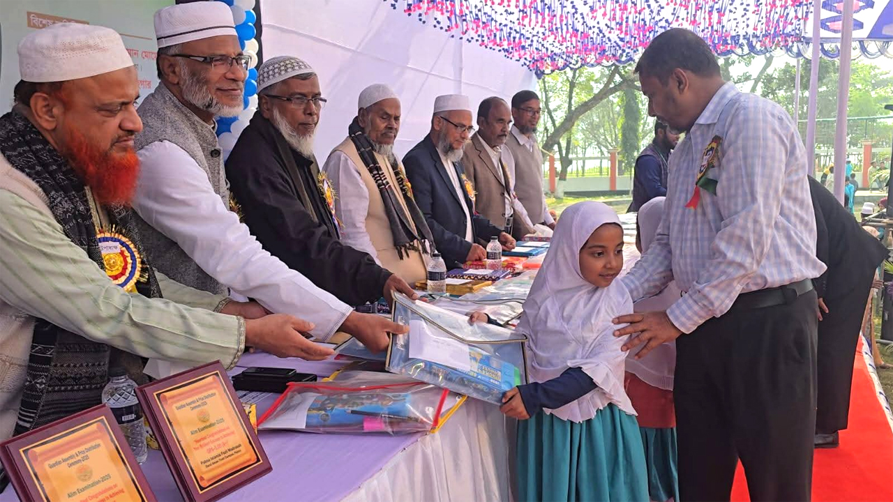 সভা শেষে অতিথিরা কৃতী শিক্ষার্থীদের মাঝে পুরস্কার বিতরণ