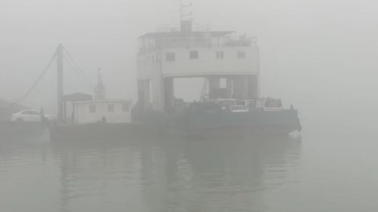 ঘন কুয়াশায় দৌলতদিয়া-পাটুরিয়া রুটে নৌযান চলাচল বন্ধ