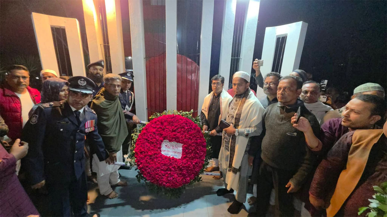 শহীদ মিনারে পুষ্পস্তবক অর্পণ