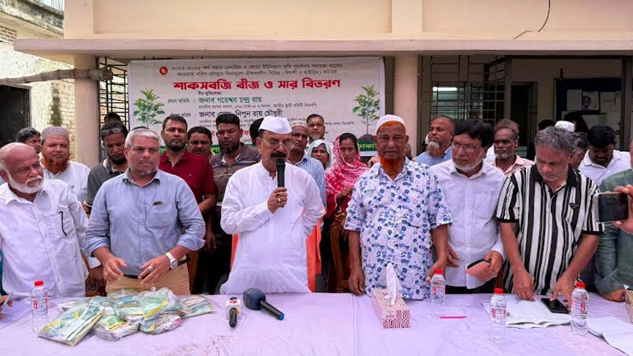 কথা বলছেন গয়েশ্বর চন্দ্র রায়