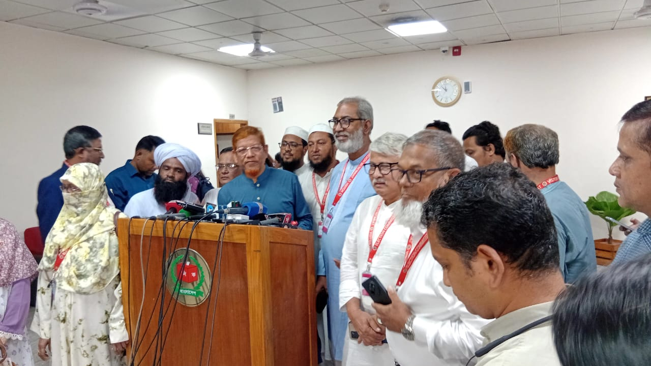 সাংবাদিকদের সাথে কথা বলছেন জামায়াতে ইসলামীর সহকারী সেক্রেটারি জেনারেল ড. এএইচএম হামিদুর রহমান আযাদ