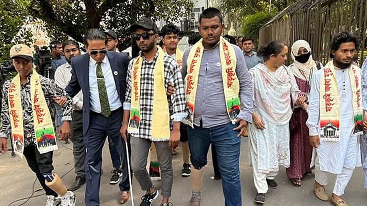 শেখ হাসিনার রায় দেখতে ট্রাইব্যুনালে ডাকসুর ভিপি-জিএস ও জুলাই যোদ্ধারা