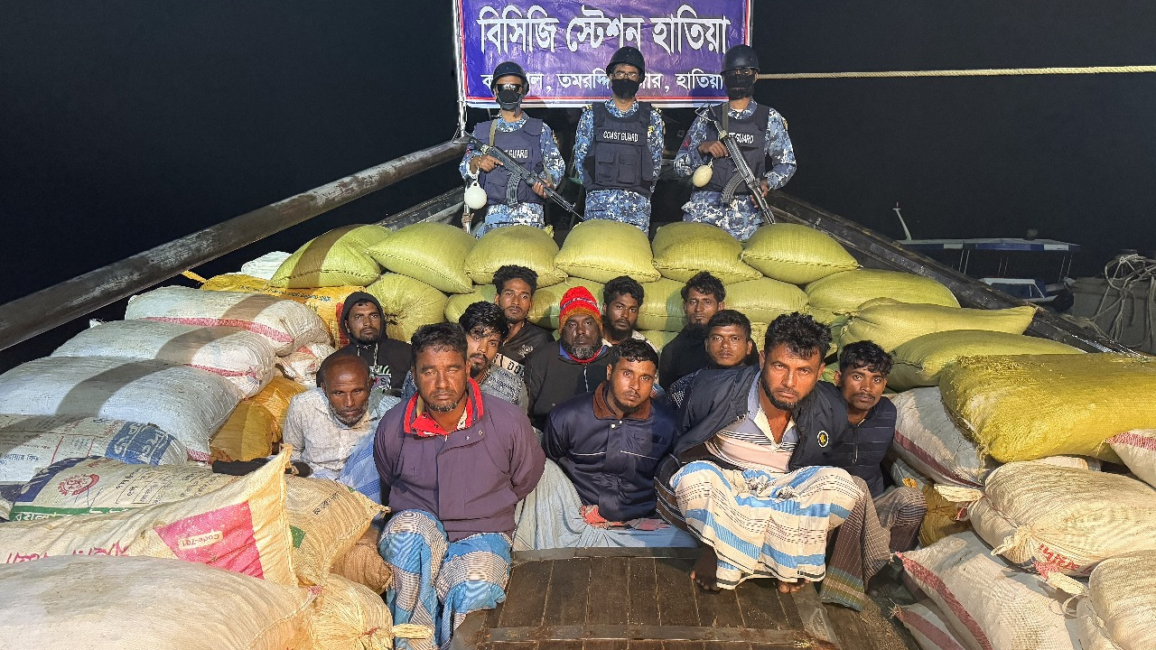 মিয়ানমারে খাদ্যদ্রব্য পাচারকালে হাতিয়ায় ১২ পাচারকারী আটক