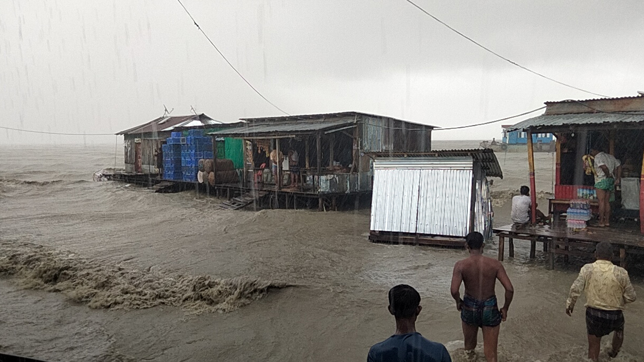 অস্বাভাবিক জোয়ারে হাতিয়ার নিম্মাঞ্চল প্লাবিত