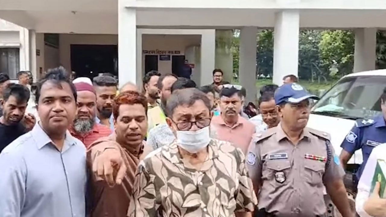 ফরিদপুরের চরভদ্রাসন উপজেলা স্বাস্থ্য কমপ্লেক্সে স্বাস্থ্য ও পরিবারকল্যাণ মন্ত্রী সরদার মোহাম্মদ সাখাওয়াত হোসেন