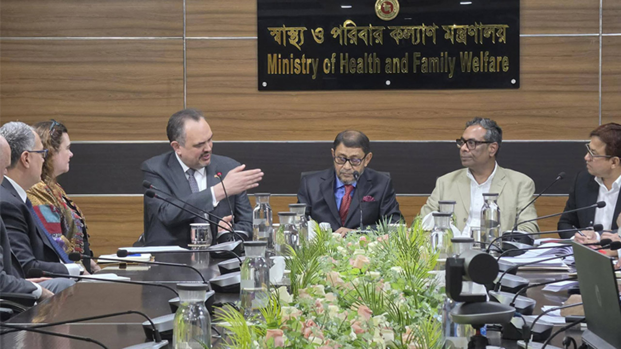 স্বাস্থ্য মন্ত্রণালয়ের সম্মেলন কক্ষে মার্কিন রাষ্ট্রদূতের সাথে বৈঠক করেন স্বাস্থ্যমন্ত্রী সরদার মো: সাখাওয়াত হোসেন