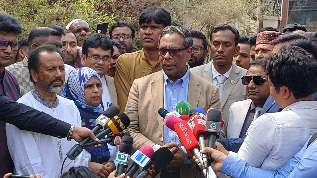 গণমাধ্যমের সাথে কথা বলছেন স্বাস্থ্য প্রতিমন্ত্রী ডা: এম এ মুহিত