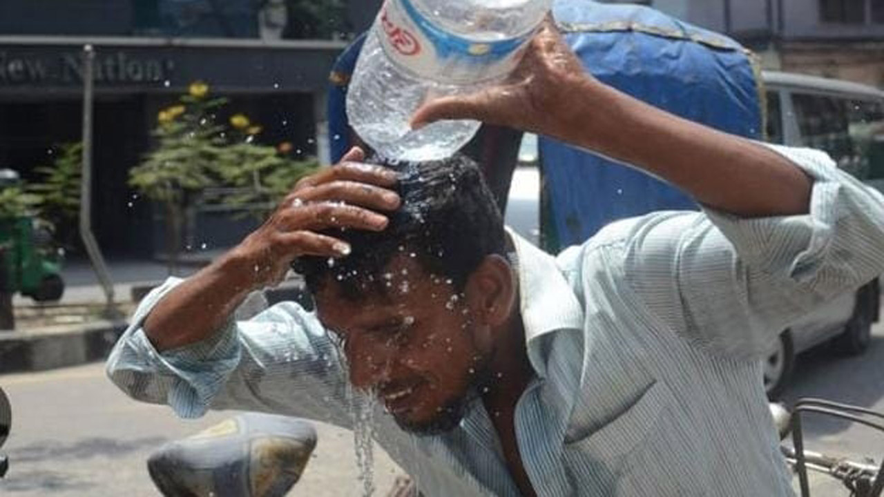 পানি দিয়ে গরম নিয়ন্ত্রণের চেষ্টা