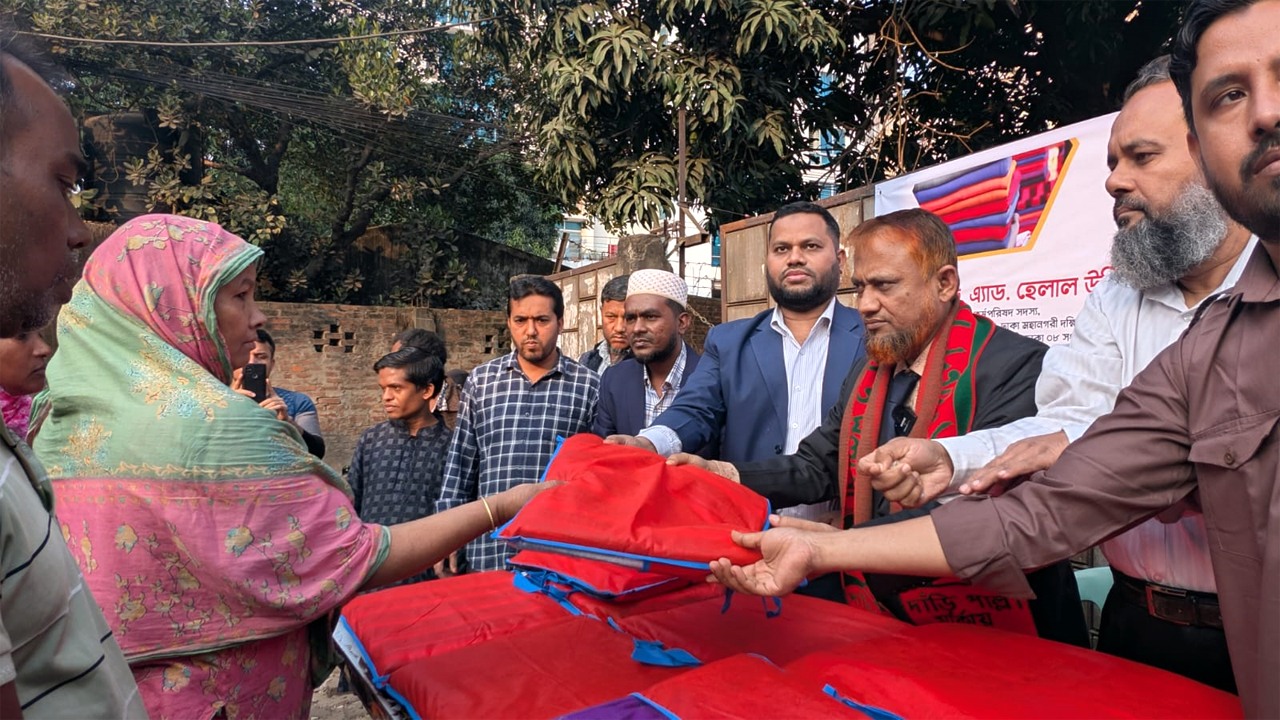 শতাধিক পরিবারের মাঝে শীতবস্ত্র বিতরণ করেন ড. হেলাল উদ্দিন
