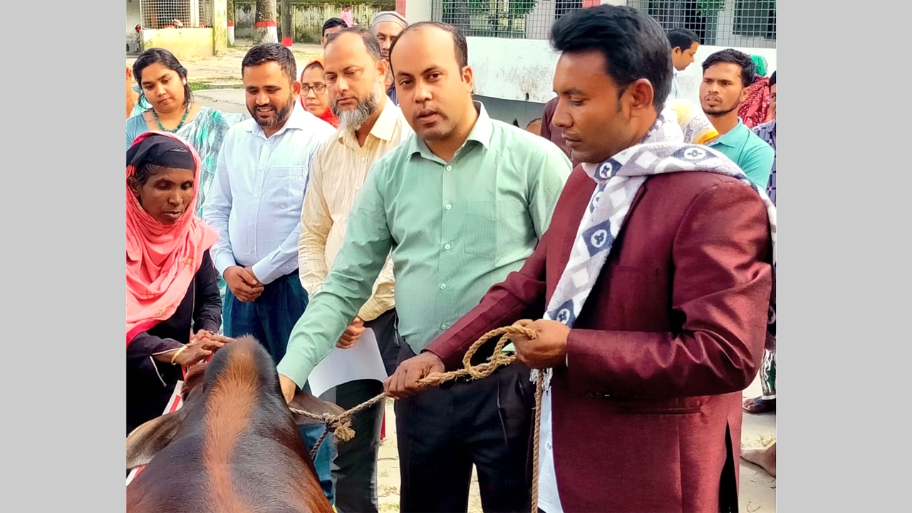 ৯ ভিক্ষুককে গরু-ছাগল ও আর্থিক সহায়তা প্রদান