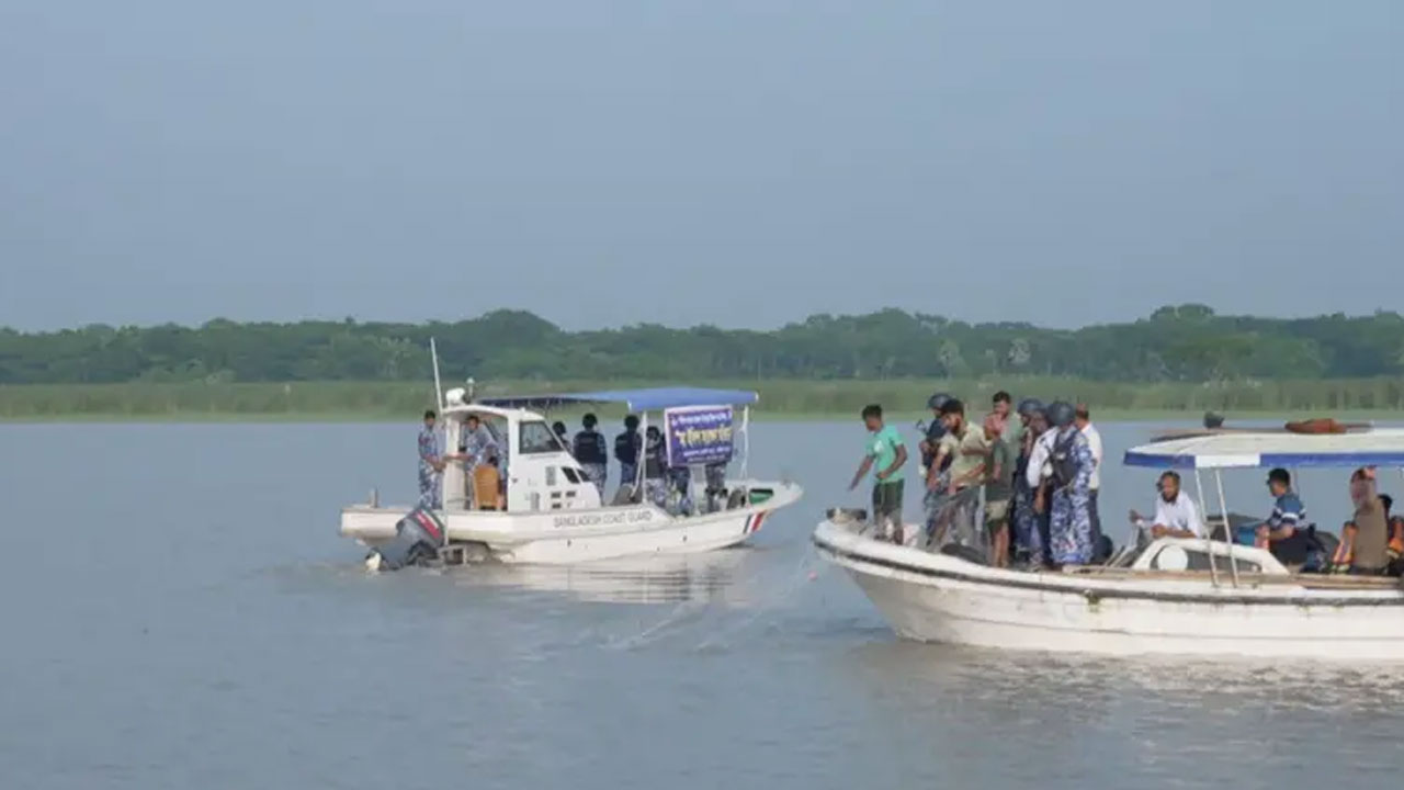 ভোলায় অবৈধ জাল উদ্ধার করছে প্রশাসন