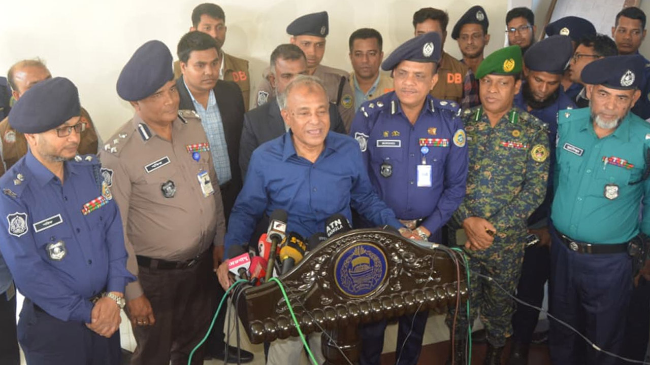 গণমাধ্যমের সাথে কথা বলছেন স্বরাষ্ট্র উপদেষ্টা লেফটেন্যান্ট জেনারেল (অব.) মো: জাহাঙ্গীর আলম চৌধুরী