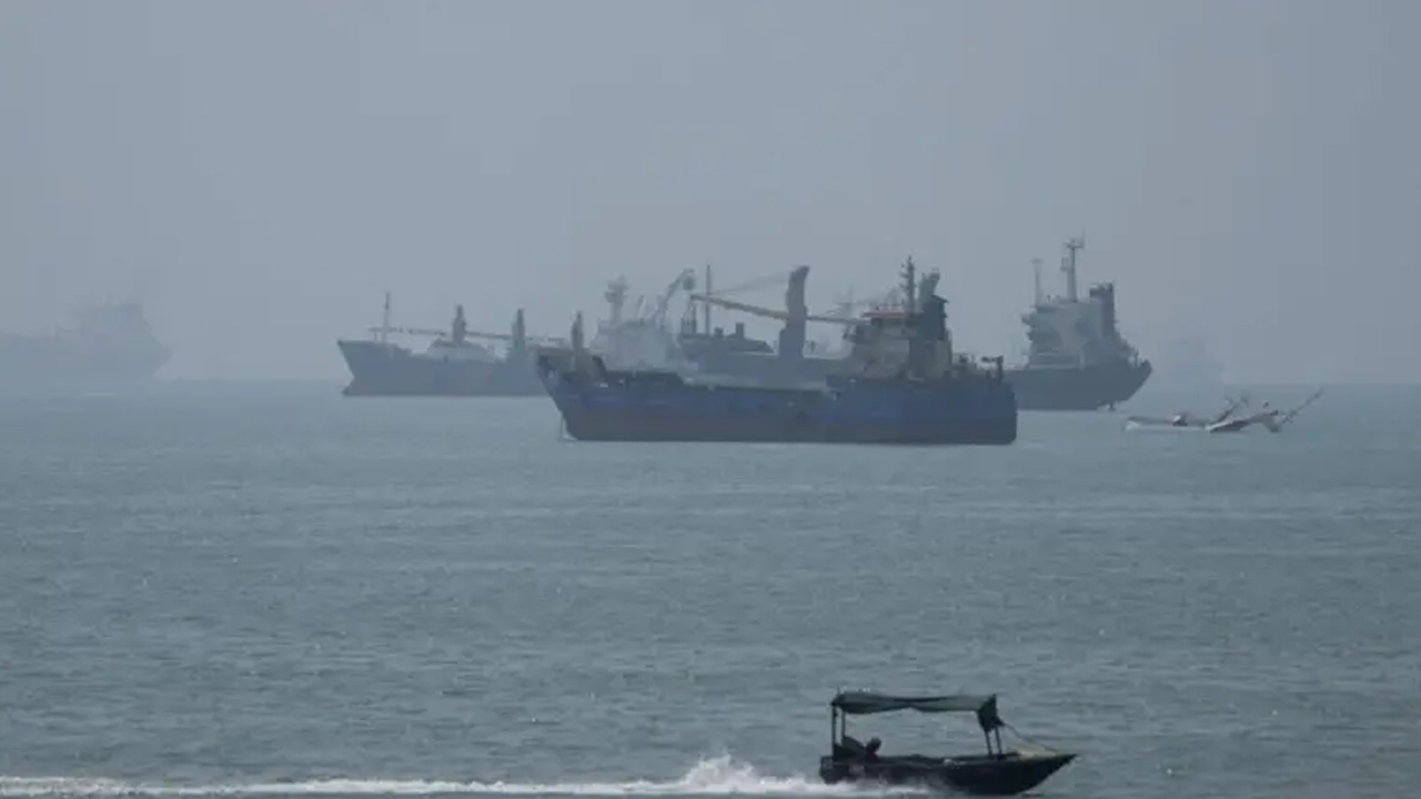 লারাক দ্বীপের নিকটবর্তী বন্দর আব্বাসের কাছে হরমুজ প্রণালীতে অপেক্ষমান জাহাজ দেখা যাচ্ছে