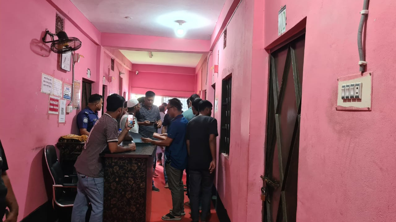 মিরসরাইয়ে একটি আবাসিক হোটেলের কক্ষ থেকে এক পুলিশ সদস্যের লাশ উদ্ধার করা হয়েছে