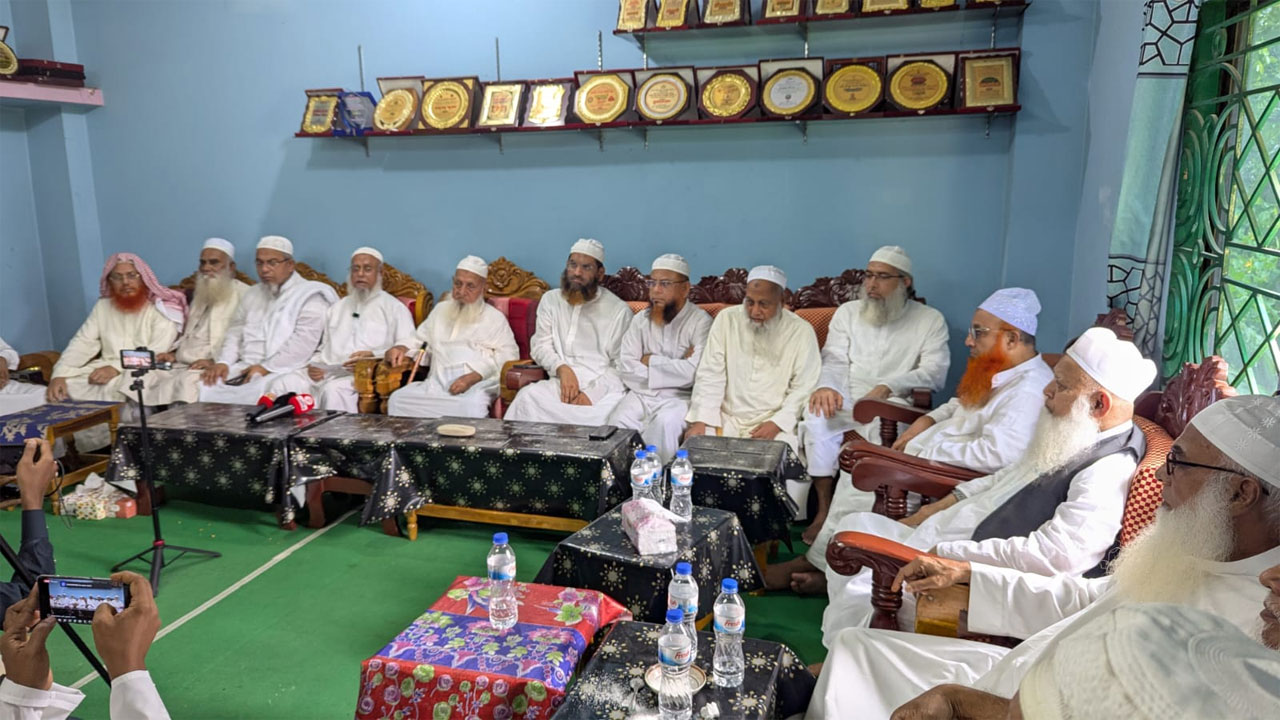 হেফাজত আমিরের আহ্বানে কওমি ঘরানার ৭ দলের নেতৃবৃন্দের বৈঠক অনুষ্ঠিত হয়েছে
