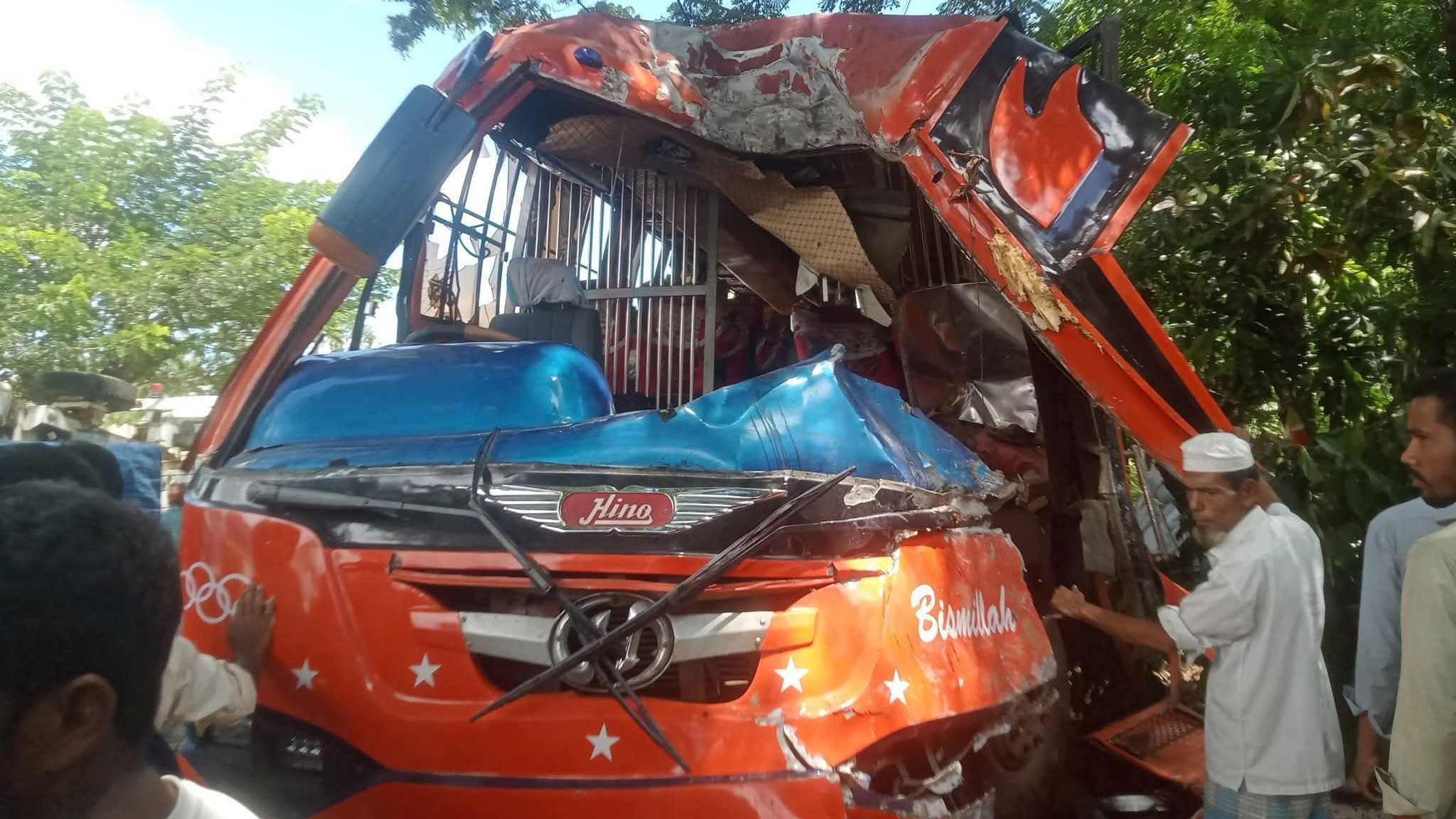 ঈদগাঁওতে গাছের সাথে বাসের ধাক্কায় ১৫ জন আহত হয়েছেন