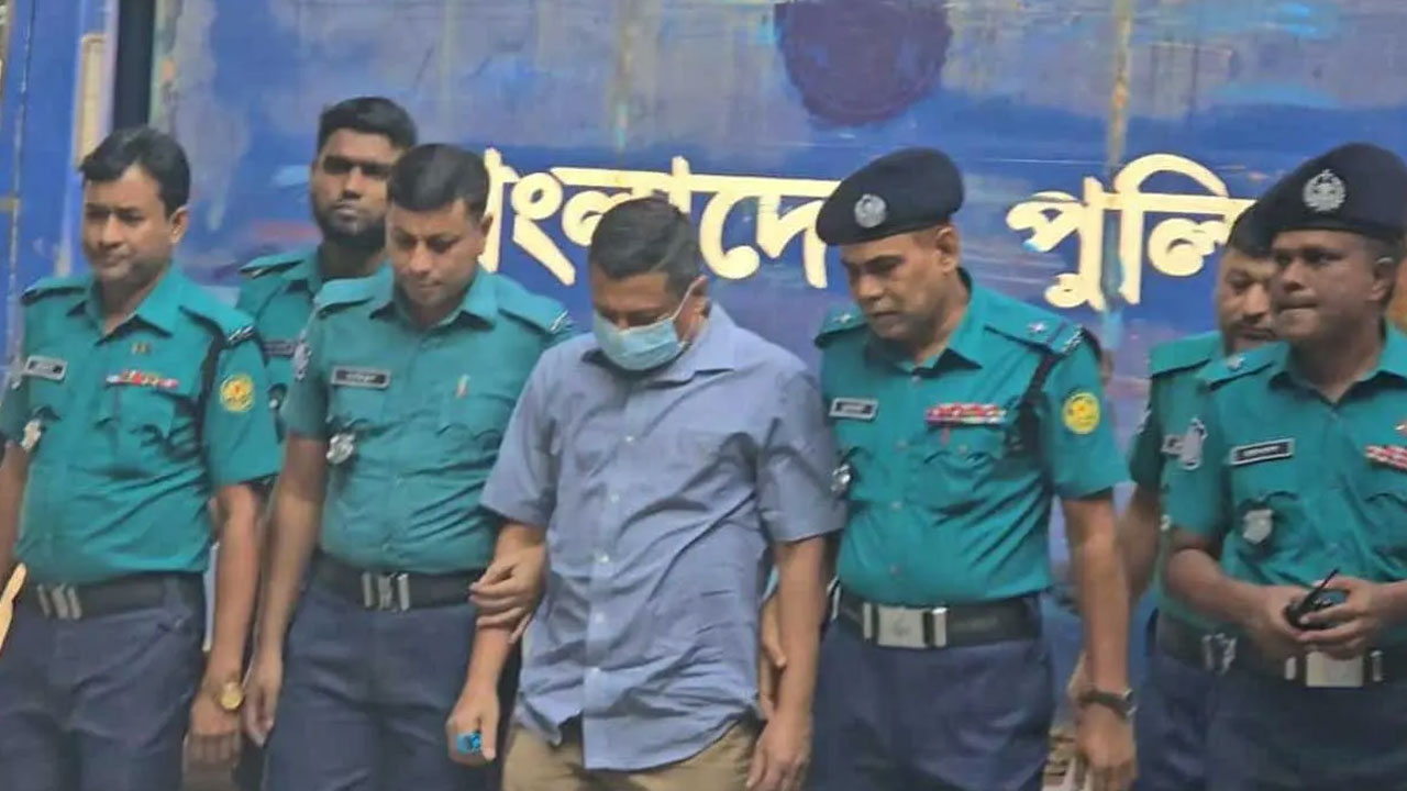 সাবেক মহাপরিদর্শক (আইজিপি) চৌধুরী আবদুল্লাহ আল-মামুনকে ট্রাইব্যুনালে আনা হয়েছে