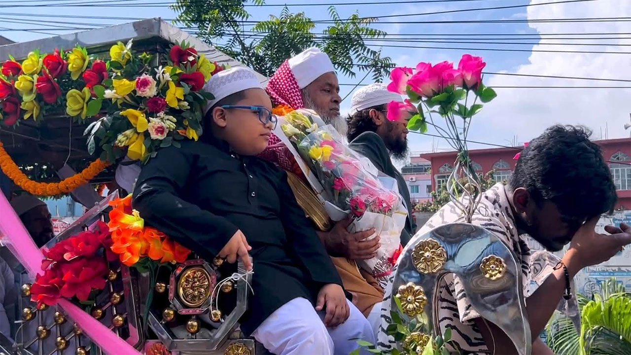ফুলেল শুভেচ্ছা, সম্মাননাপত্র, ক্রেস্ট, অগ্রিম বেতন, পাঁচ লাখ টাকার নগদ চেক এবং ঘোড়ার গাড়িতে শোভাযাত্রার মাধ্যমে ইমাম সাহেবকে নিজ বাড়িতে পৌঁছে দেন মুসল্লিরা