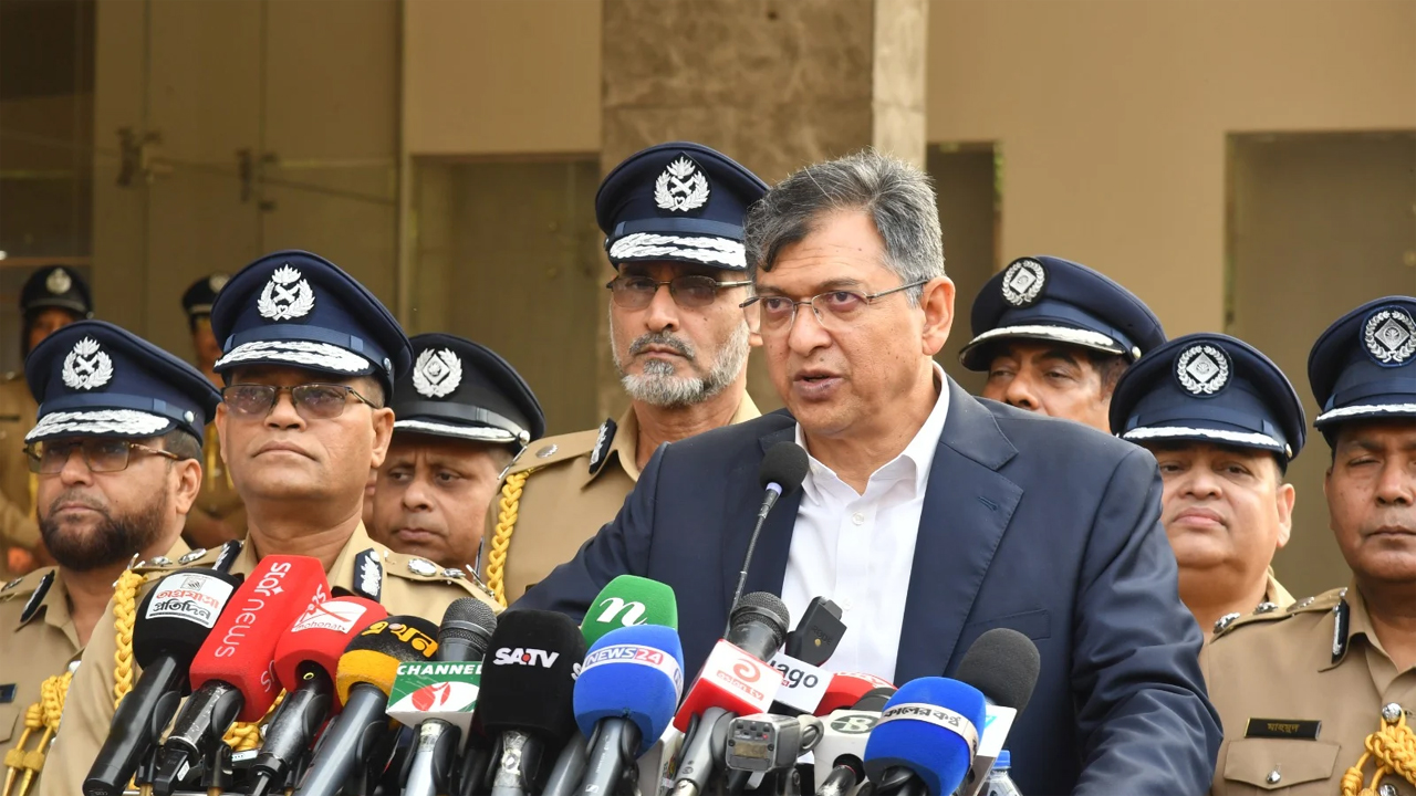 সাংবাদিকদের ব্রিফ করছেন স্বরাষ্ট্রমন্ত্রী সালাহউদ্দিন আহমদ