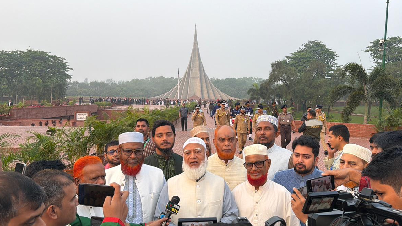 সাংবাদিকদের সাথে কথা বলছেন ডা: শফিকুর রহমান