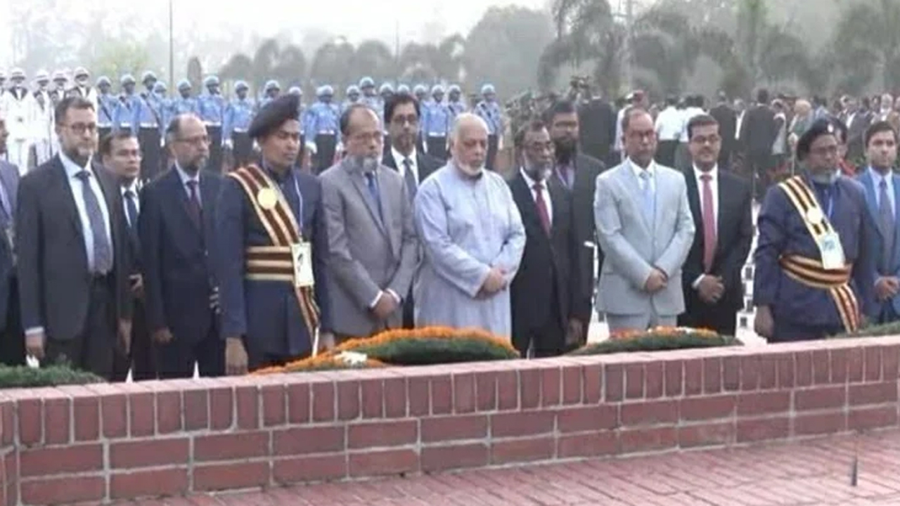 জাতীয় স্মৃতিসৌধে বীর শহীদদের প্রতি শ্রদ্ধা নিবেদন করেছেন প্রধান বিচারপতি জুবায়ের রহমান চৌধুরী